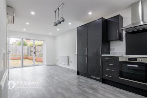 KITCHEN/LIVING ROOM