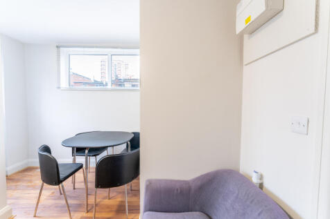 Studio flat on High Street, Norwood, SE25 6EF, £1,000/mo