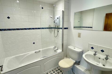 1 Mandalay Villas Bathroom