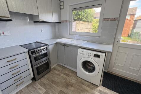 14338_Pound Hill, Crawley, West Sussex photo 4