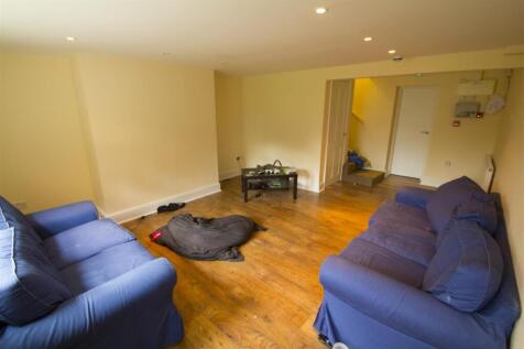Victoria Road, Hyde Park, Leeds, West Yorkshire, LS6 photo 4