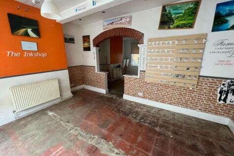 Retail Property (high street) to rent Image 4