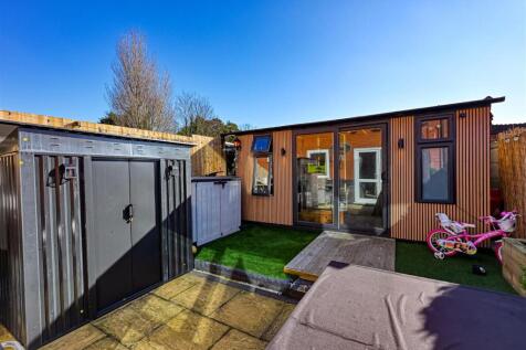 27 Alderton Drive-2.jpg