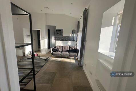 High Ceiling Lounge Diner 