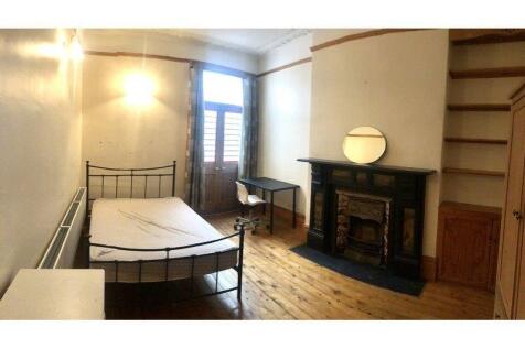 Spacious Room Available