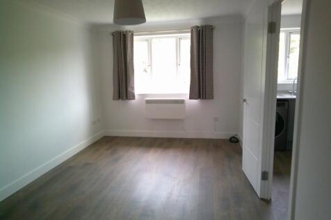 Stirling Close, Rainham, Havering, London, RM13 photo 3
