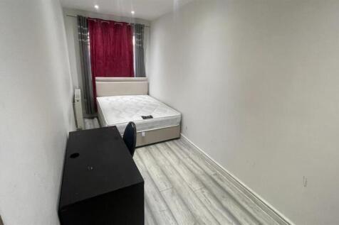 Modern double bedroom with a large study desk....