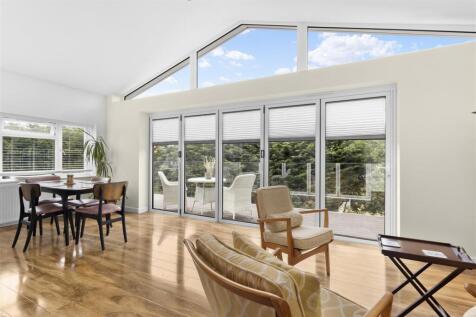 Sitting &amp; Dining Area