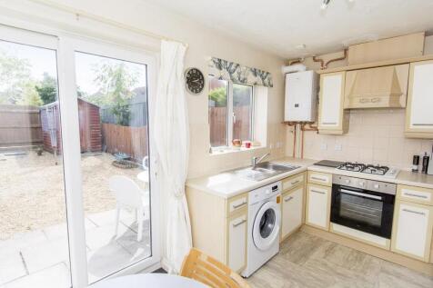 2-bed terraced on Thatch Meadow Drive, Market Harborough, £1,000/mo