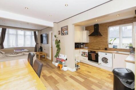 Dovedale Avenue, Clayhall, Ilford, London, Redbridge, IG5 0QF photo 5