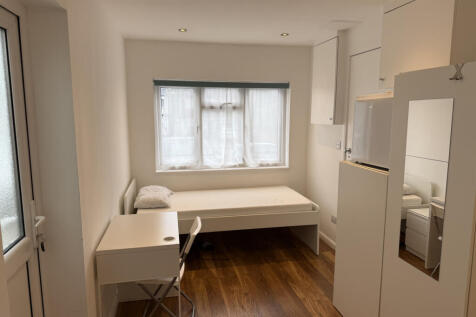 Studio to rent Woodlands Close, London NW11