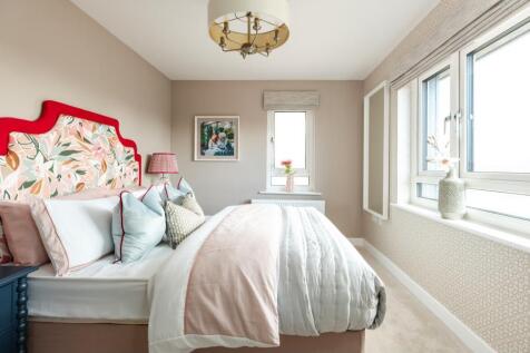 Dual aspect main bedroom