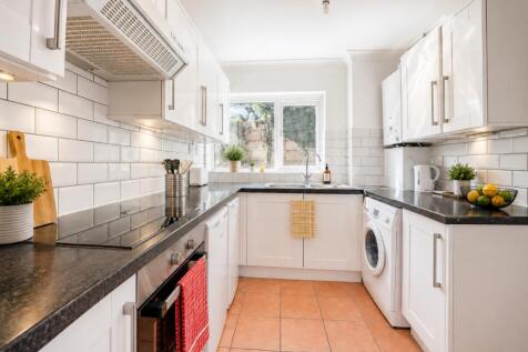 19 Mead Way, Close to Town  photo 4