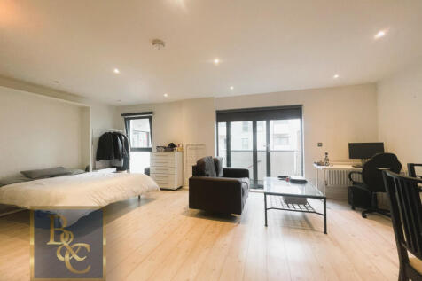 Studio flat on Lock House Oval Road, Camden, NW1, £2,015/mo