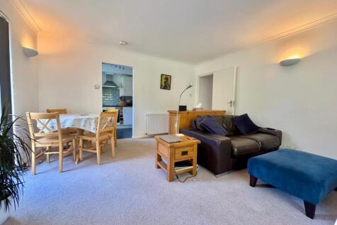 L - Sitting room 