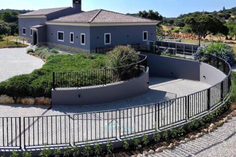 calçada - cobblestone driveway leads to garage