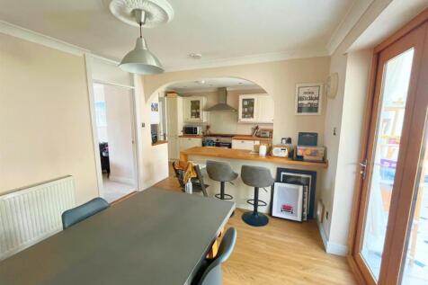 Dining area through to kitchen (1).jpg