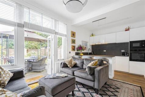 Lounge/Dining Area