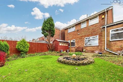 Spacious Garden with water feature and mature plants