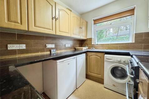 Whitley Wood Road, Reading, Berkshire, RG2 photo 4