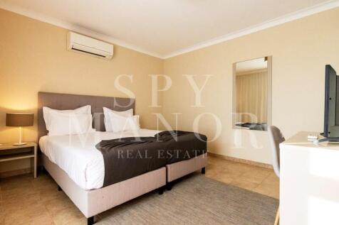 Elegant master bedroom with AC in a triplex apartment for sale at Gramacho Golf Resort, Carvoeiro, Algarve. Fully furnished interior.