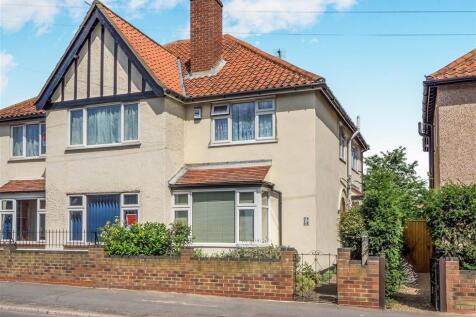 Attractive semi¿detached home with tiled roof a...