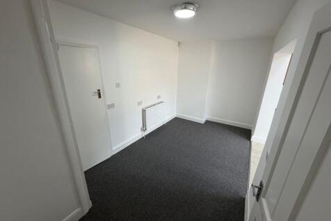 Lansbury Avenue, Feltham, TW14 photo 3