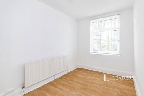 Elgar Avenue, Surbiton, KT5 photo 4