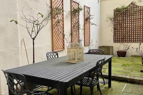 Flat 1 167 CRMaincourtyard5.jpg