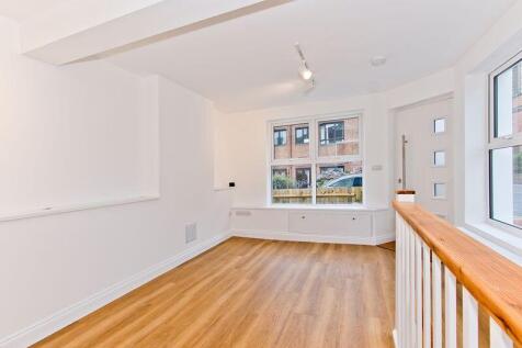 2 Bedroom End of Terrace House with Courtyard Garden, Stanley Road, Tunbridge Wells photo 4