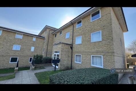 2-bed flat on Kingfisher Heights, Grays, RM17, £1,500/mo