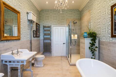 Master En-Suite Bathroom