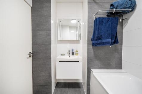 Bathroom 2.jpg