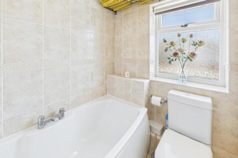 CAM04233G0-PR0025-STILL037