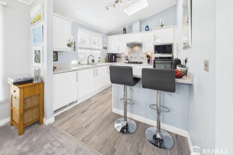 Kitchen &amp; Breakfast Bar.jpg