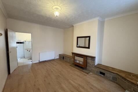 34 Holgate living room 2.jpeg