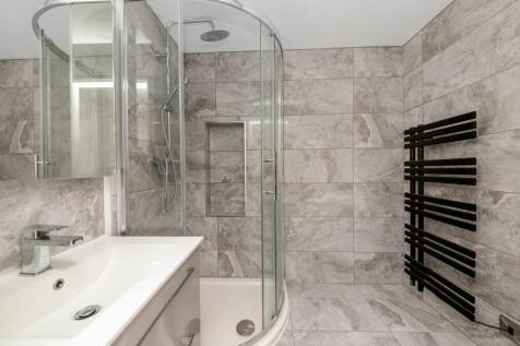 EN-SUITE SHOWER ROOM