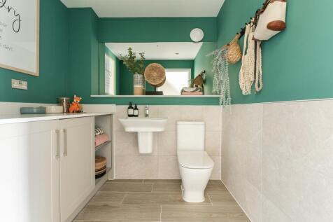 Large cloakroom with utility area for the washing machine