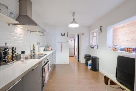3-bed flat on Steele Road London N17, £2,850/mo