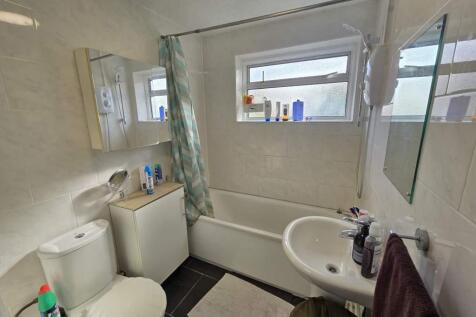 Bramley Close, London, N14 photo 3