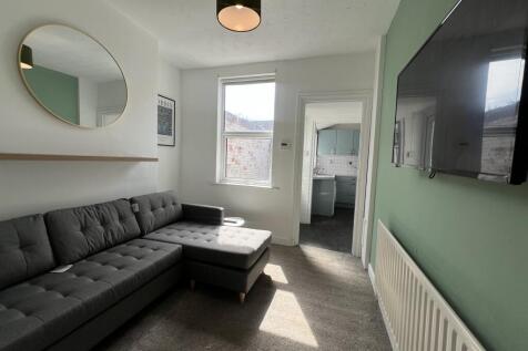 4-bed terraced on High Street // 4 Bed House // June 2027, £472/mo