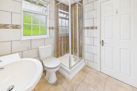 En-suite Jack &amp; Jill bedroom 5/6