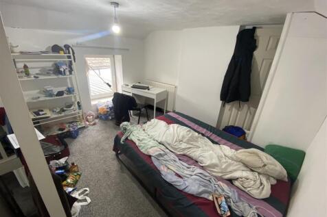 Bright double bedroom with dedicated study desk...