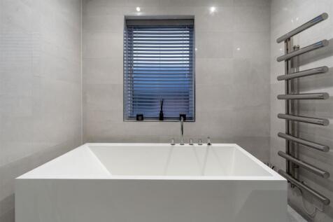 Superbly Appointed Principle Bathroom