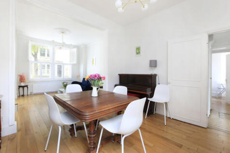 2-bed flat on Grantham Road, 
Clapham North, SW9, £2,750/mo
