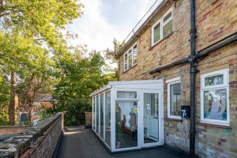 Horley, RH6 - property photo