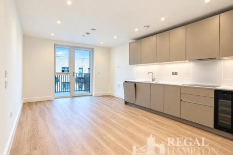 2-bed flat on 36 ROSE SQUARE, Twickenham, London, TW2, £2,850/mo