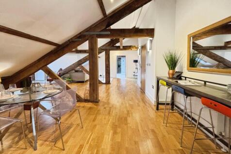Open plan longe/dining area