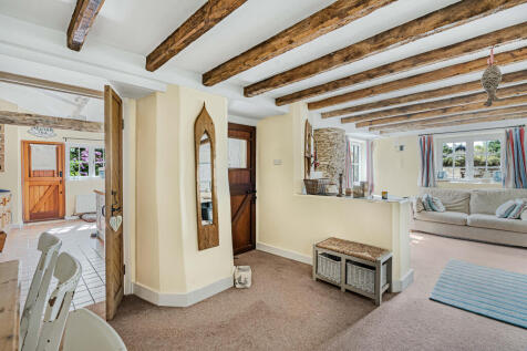 27 Living Room.JPG