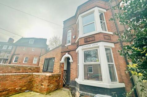 8-bed terraced on Sherwin Grove, Lenton, £4,507/mo